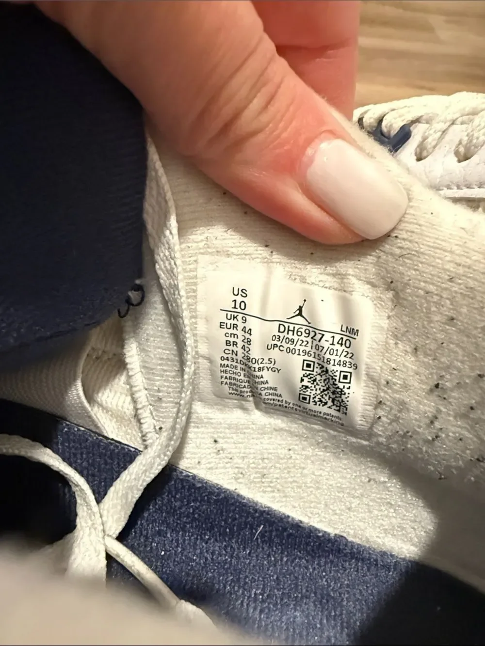 Jordan Men's White & Navy Retro Basketball Sneakers